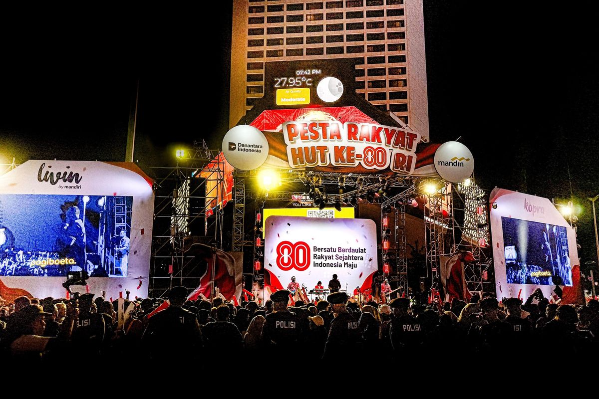 Dalam semangat memperingati Hari Ulang Tahun (HUT) ke-80 Republik Indonesia, Bank Mandiri bersinergi dengan pemerintah dan Danantara Indonesia memeriahkan Pesta Rakyat dan Karnaval Kemerdekaan di Bundaran HI, Minggu (17/8/2025).
