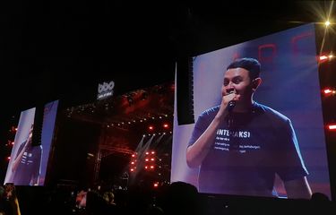 Penyanyi Tulus tampil di panggung Big Bang Festival Akhir Tahun 2023, Jumat (29/12/2023). 