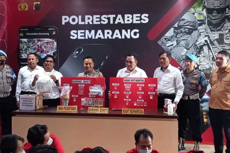 Tersangka kasus narkotika menhadiri jumpa pers di Mapolrestabes Semarang, Senin (16/10/2023).