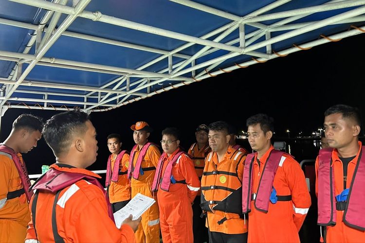 Tim Rescue Basarnas Mamuju saat hendak melakukan pencarian atas hilangnya kapal yang membawa 28 orang di perairan Mamuju, Sulawesi Barat, Kamis (21/12/2023).