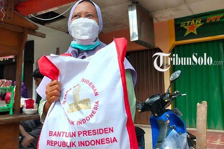 Tugiyem, salah satu PKL di Pasar Gemolong Sragen yang menerima bantuan langsung dari Presiden Jokowi, pada Rabu (5/1/2022). 
