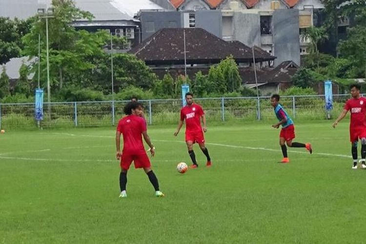 Para pemain PSM Makassar berlatih di Gelora Samudra, Kuta, Rabu (25/1/2017). 