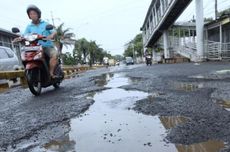 6 Tips Motoran di Jalan Rusak dan Penuh Lubang, Jangan Rem Mendadak