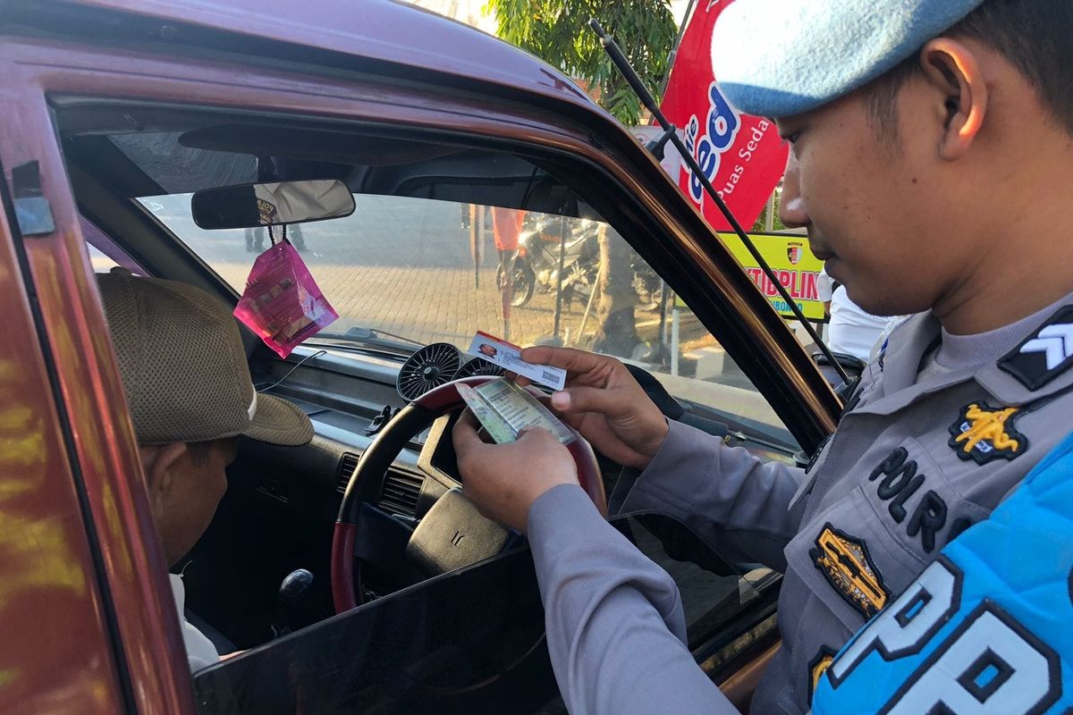 Foto: Polisi saat melakukan Operasi Patuh Semeru di Situbondo.