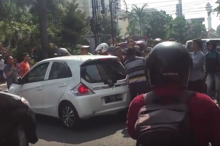 Pengejaran tersangka tabrak lari Honda Brio di Bandung, Jawa Barat