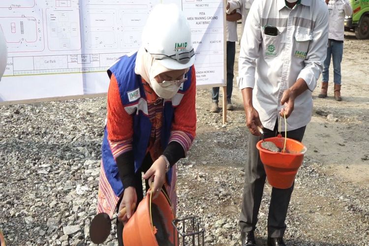 Peletakan batu pertama pada proyek training ground PT Indonesia Morowali Industrial Park (IMIP).