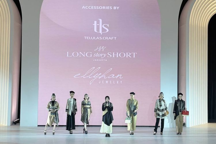 Pesona Bunga Nona Makan Sirih dalam Motif Batik Kaenina di Senayan City Fashion Nation