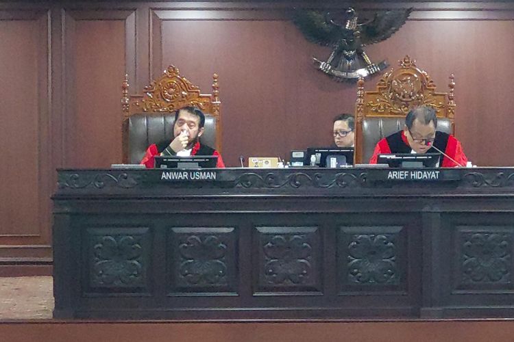 Hakim Mahkamah Konstitusi (MK) Anwar Usman mengikuti sidang sengketa hasil Pemilihan Legislatif (Pileg) 2024 di Gedung MK, Jakarta, Senin (29/4/2024).