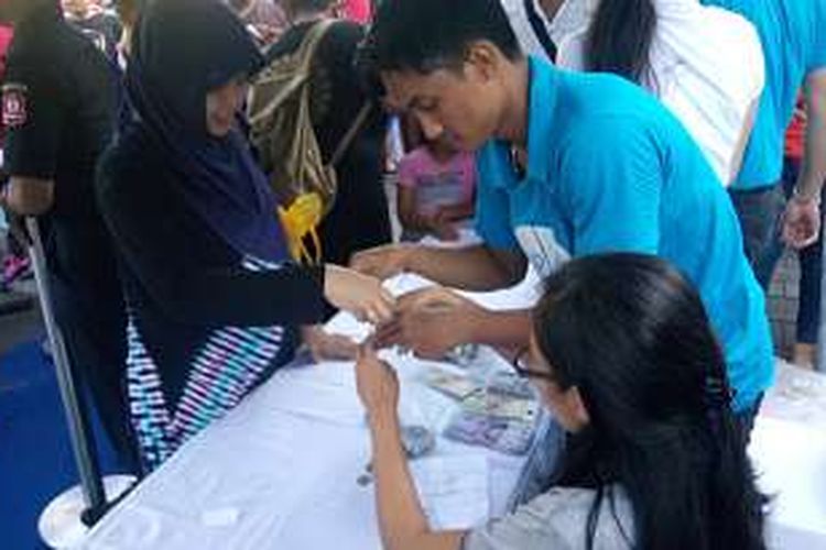 Masyarakat menukar uang lusuh dan recehan kepada Bank Indonesia di Lapangan Renon Denpasar, Minggu (17/5/2016)