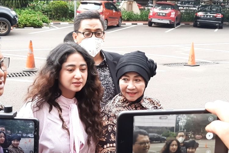 Pedangdut Dewi Perssik bersama ibunya, Sri Muna menghadiri panggilan polisi di Polres Metro Jakarta Selatan, Selasa (29/11/2022).