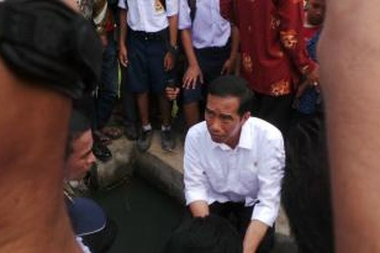 Presiden Joko Widodo saat mengecek jalur irigasi di Desa Beru-beru, Kecamatan Kaluku, Mamuju, Sulawesi Barat, Kamis (6/11/2014).