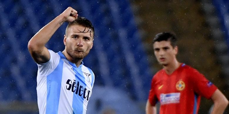 Striker Lazio, Ciro Immobile (kiri), merayakan gol yang dia cetak ke gawang Steaua Bucuresti dalam laga leg kedua babak 32 besar Liga Europa di Stadion Olimpico, Roma, Italia, pada 22 Februari 2018.