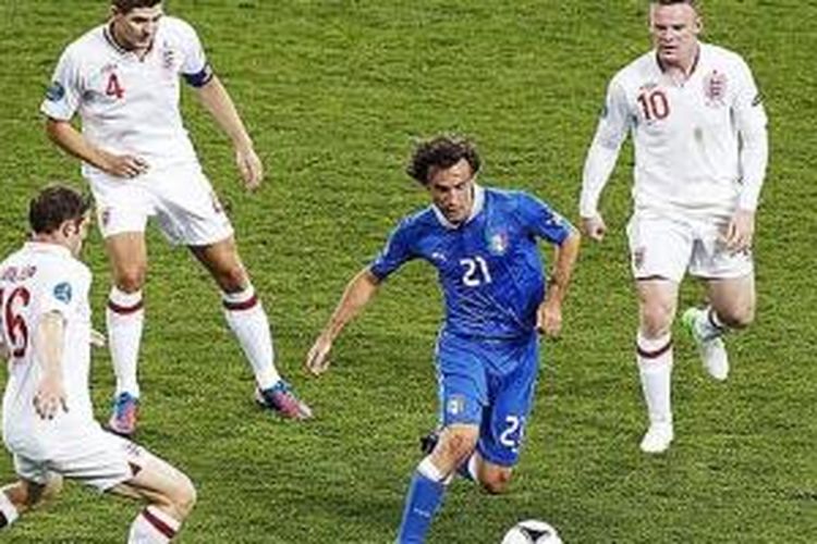 Andrea Pirlo dikeliling pemain Inggris.
