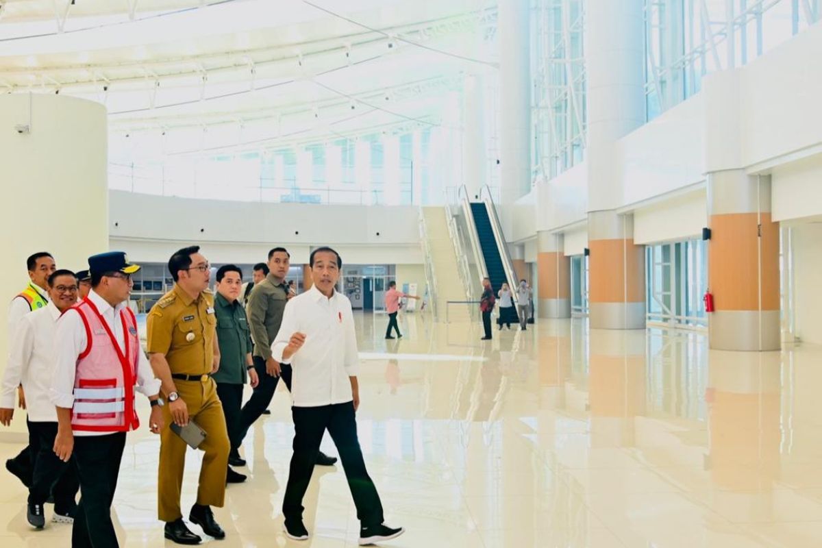Presiden Joko Widodo saat meninjau Bandara Kertajati di Jawa Barat pada Selasa (11/7/2023).