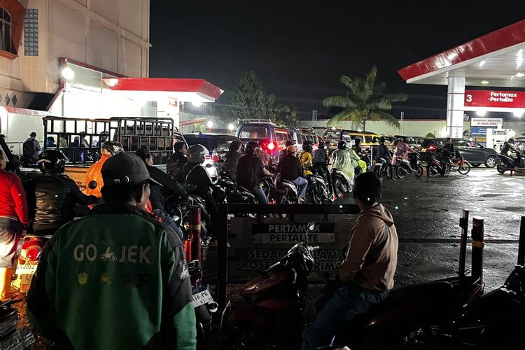 Situasi antrean pengisian Bahan Bakar Minyak (BBM) di Pematangsiantar, Sumatera Utara, Selasa (2/12/2025)