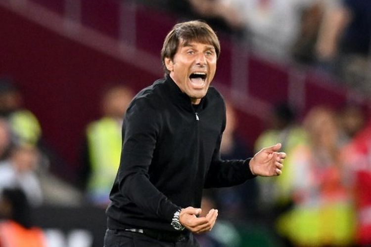 Ekspresi Antonio Conte dalam laga West Ham vs Tottenham Hotspur. Laga yang digelar di Stadion Olimpiade, London, pada Kamis (1/9/2022) dini hari WIB tersebut berakhir dengan skor imbang 1-1. Terkini, Antonio Conte sudah kembali bekerja untuk memimpin latihan Tottenham Hotspur seusai melakukan operasi pengangkatan kantong empedu.