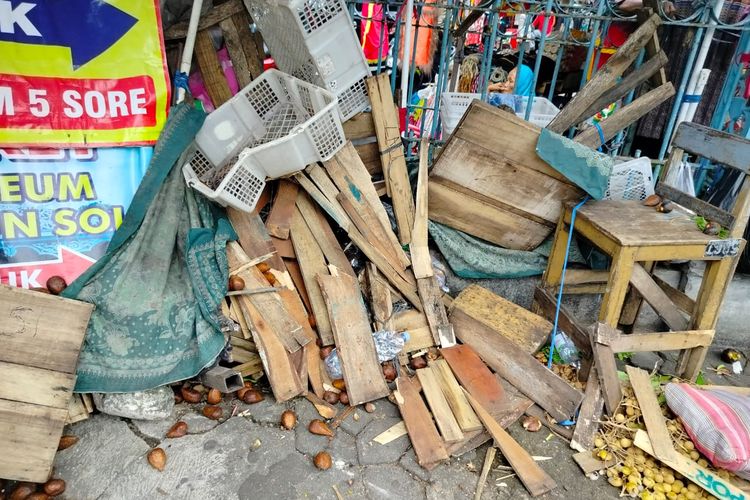 Bekas gerobak pedagang di kawasan Pasar Klewer yang ditabrak mobil Panther karena sopirnya diduga meninggal saat menyetir pada Kamis (18/4/2024).