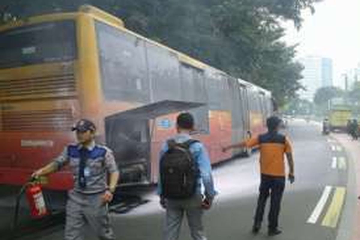 Bus transjakarta yang mesinnya terbakar di Jalan HBR Motik, Kelurahan Gunung Sahari, Kemayoran, Jakarta Pusat. 