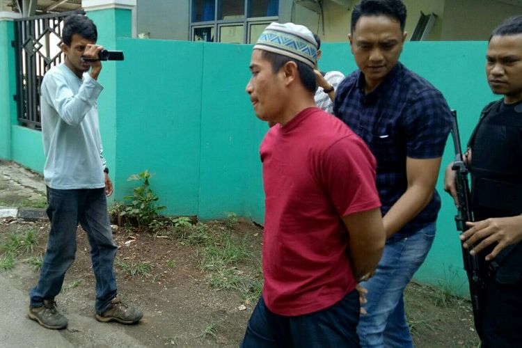 Seorang pria berinisial SA (41) tega membacok Nurman (43) yang tak lain meruapakan kakak kandungnya sendiri di Raya pondok Salak, Pondok Benda, pamulang Tangsel, pada Kamis (5/12/2019).