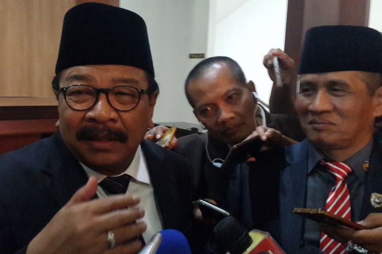 Gubernur Jawa Timur, Soekarwo atau Pakde Karwo saat diwawancara usai menghadiri Rapat Paripurna Istimewa Pelantikan Anggota DPRD Kota Malang, Senin (10/9/2018)