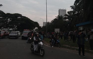 Kapolres Karawang AKBP Aldi Subartono tengah melakukan langkah persuasif buntut bentrok di Jalan Interchange Karawang Barat, Rabu (24/11/2021).