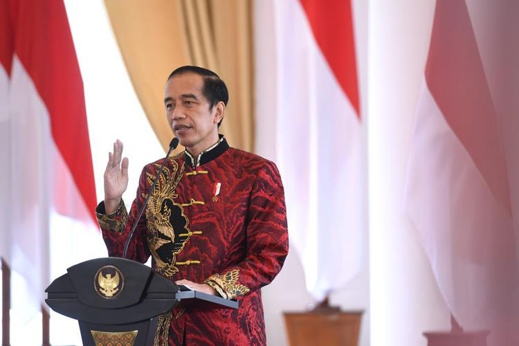 Presiden Joko Widodo mengenakan kemeja cheongsam rancangan Anne Avantie pada perayaan Imlek 2021 yang diselenggarakan secara virtual, Sabtu (20/2/2021).