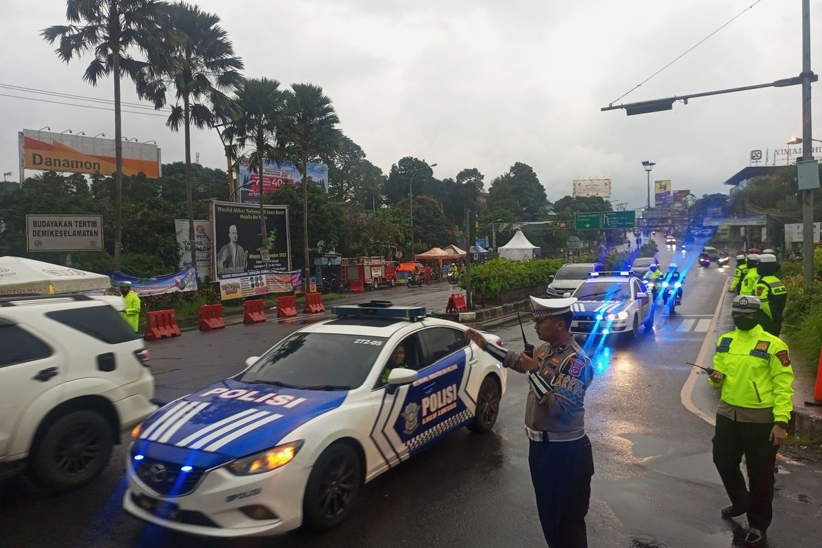 Sejumlah petugas kepolisian sedang membuka ruas jalan yang sempat diberlakukan one way atau satu arah di Simpang Gadog, Ciawi, Kabupaten Bogor, Jawa Barat, Minggu (25/12/2022) petang.