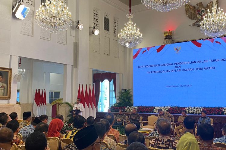 Presiden Joko Widodo dalam Rapat Koordinasi Nasional Pengendalian Inflasi Tahun 2024 dan Tim Pengendalian Inflasi Daerah (TPID) Award di Istana Negara, Jakarta Pusat, Jumat (14/6/2024). 