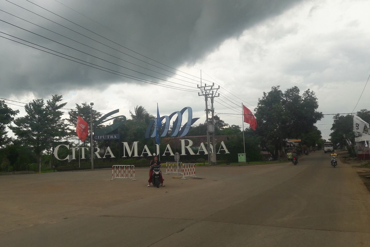 Gerbang masuk perumahan Citra Maja Raya di Kecamatan Maja, Kabupaten Lebak. Sejak dimulai pada 2015 lalu, Citra Maja Raya sudah membangun 15 ribu unit rumah, dan yang terbaru adalah rumah subsidi yang mulai dijual bagi masyarakat berpenghasilan rendah (MBR)