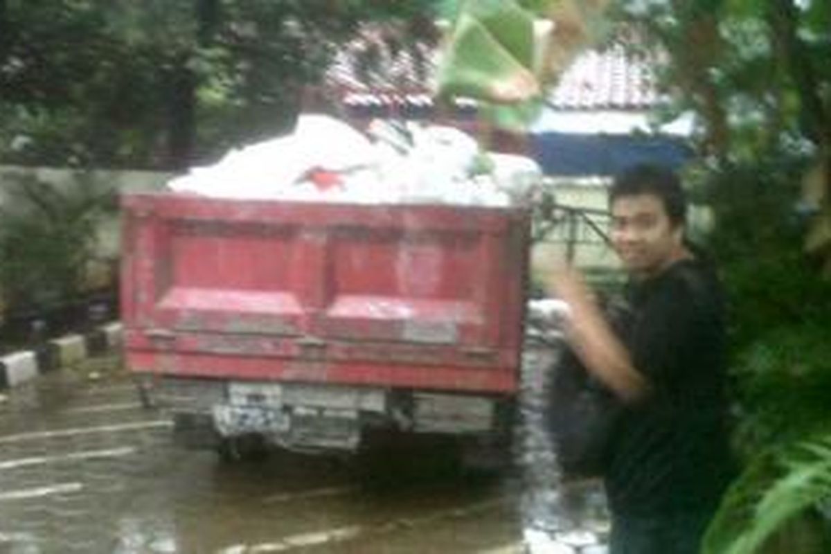 Karena membuang sampah sembarangan, sebuah truk sampah ringan bernomor Polisi B 9735 SO, di sita di Kelurahan Sunter Agung, Tanjung Priok, Jakarta Utara. Sampai saat ini sang pemilik kendaraan belum juga mengambil kendaraannya di kantor Kelurahan.