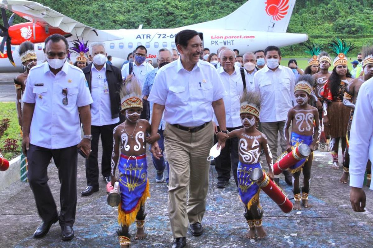 Menko Marves Luhut Binsar Pandjaitan melakukan kunjungan kerja di Sorong dan Raja Ampat, pada Kamis (11/8/2022).