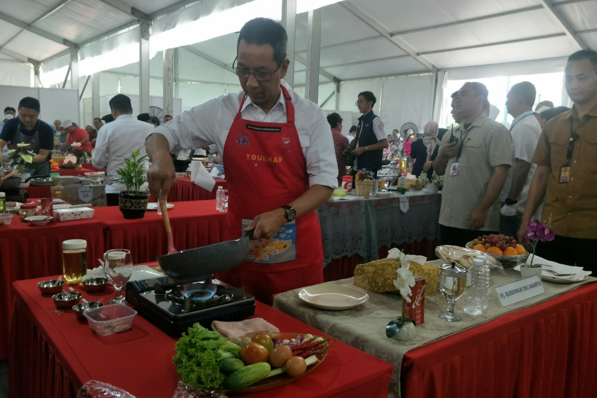 Pj Gubernur DKI Jakarta Heru Budi Hartono saat mengikuti lomba memasak dalam rangka HUT DKI Jakarta, Rabu (21/6/2023) di Balai Kota DKI Jakarta.