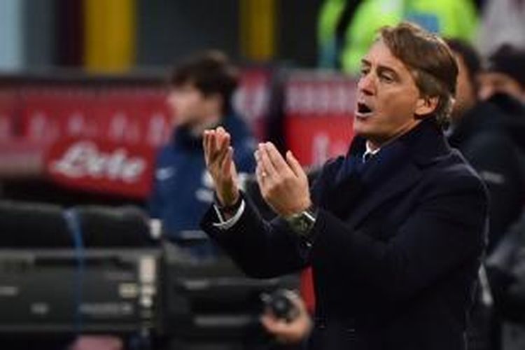 Pelatih Inter Milan Roberto Mancini menyaksikan anak-anak didiknya melawan Torino, di pentas Serie-A, di Giuseppe Meazza, 25 Januari 2015.