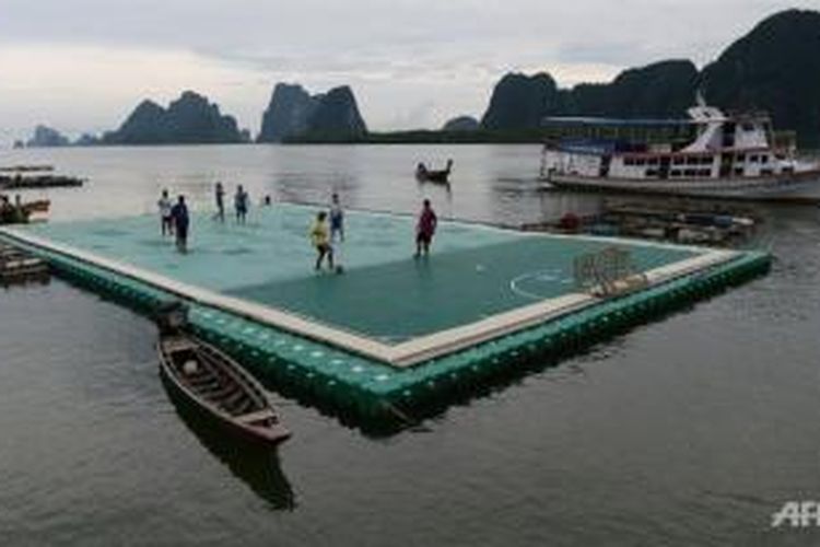 lapangan sepakbola terapung di Koh Panyee