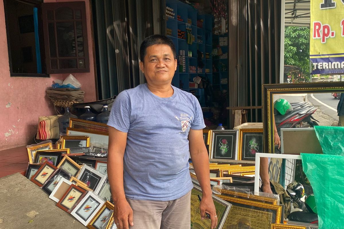 Pedagang bingkai foto bernama Joni (48) saat ditemui Kompas.com di Jalan Kebagusam Raya, Kebagusan, Pasar Minggu, Jakarta Selatan, Rabu (24/4/2024).