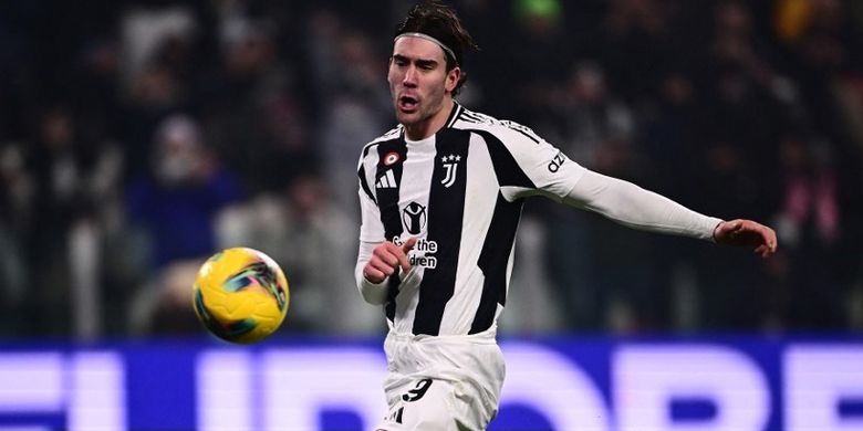Penyerang Juventus, Dusan Vlahovic, menjadi incaran AC Milan pada jendela bursa transfer musim panas kali ini. (Photo by MARCO BERTORELLO / AFP)