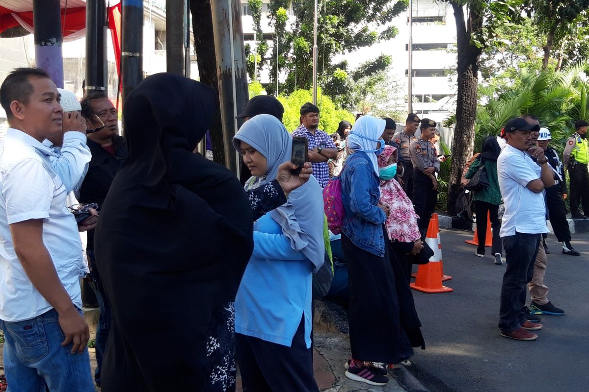 Sejumlah pendukung Prabowo-Sandiaga mendatangi Gedung Mahkamah Konstitusi, Jumat (24/5/2019)