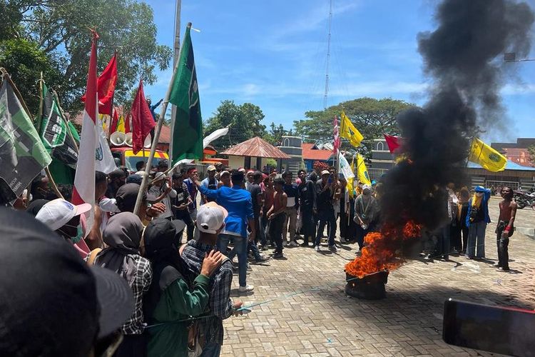 Puluhan mahasiswa yang tergabung daam Aliansi Cipayung Plus mengelar aksi demo menolak kenaikan harga BBM di kantor Bupati Seram bagian Timur, Maluku, Rabu (14/9/2022)