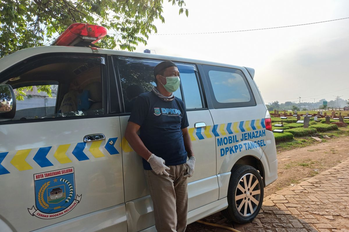 Muwardi (49) sopir ambulans khusus jenazah pasien Covid-19 saat berada di kawasan TPU Jombang, Ciputat, Tangerang Selatan.