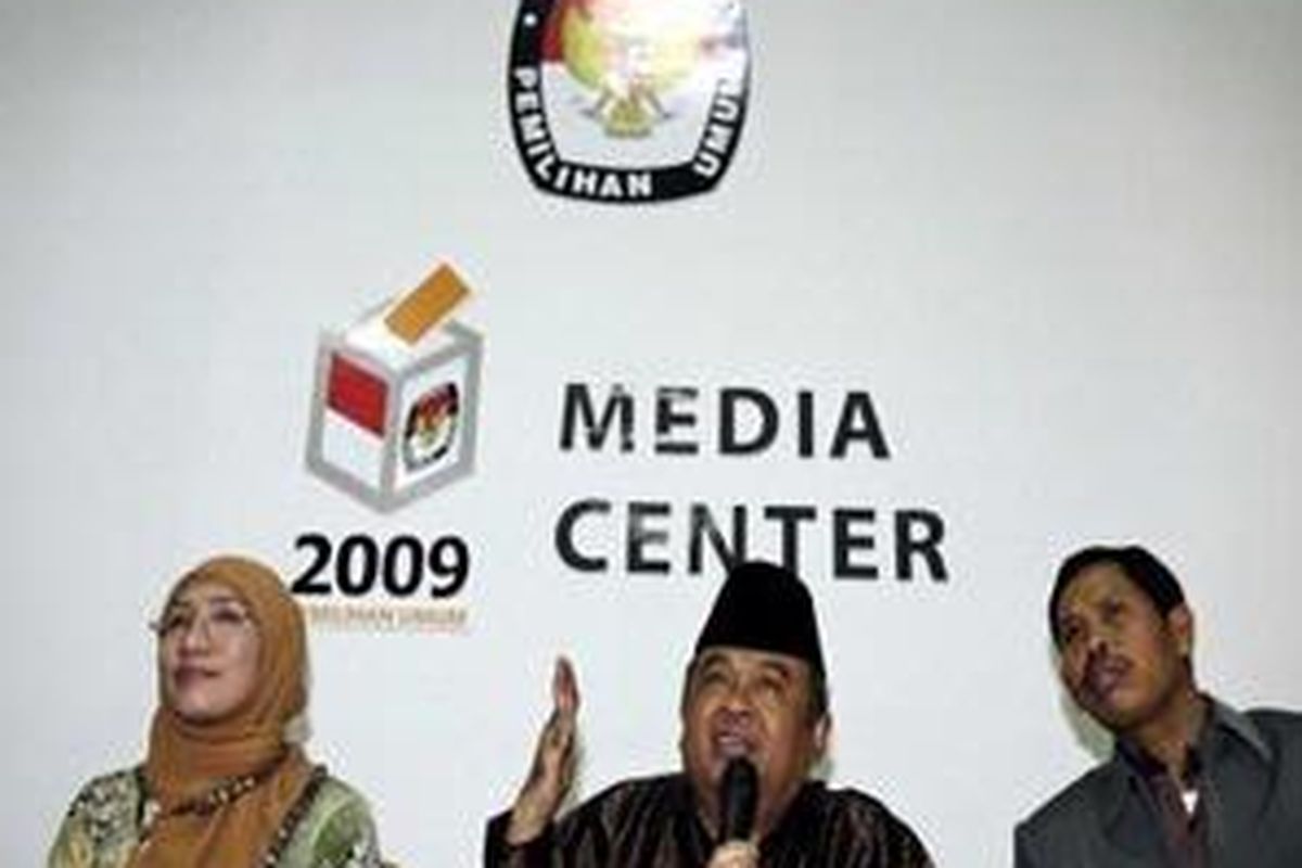 Ketua Komisi Pemilihan Umum (KPU), Abdul Hafiz Anshary (tengah) bersama anggota KPU, Andi Nurpati (kiri) serta I Gusti Putu Artha (kanan) 