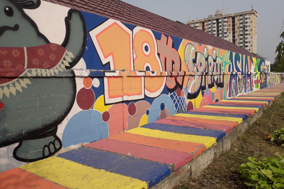 Mural bertemakan Asian Games 2018 dilukis di sebuah tembok dekat Taman Segi Tiga Mato, Kemayoran, Jakarta Pusat, Sabtu (21/7/2018).
