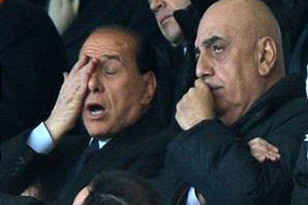 Adriano Galliani (kanan) tak sependapat dengan bosnya, Silvio Berlusconi (kiri).