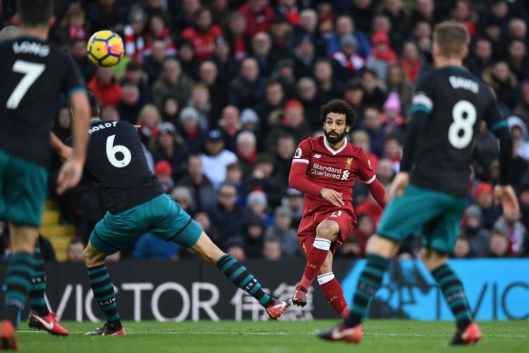 Pemain sayap Liverpool, Mohamed Salah, melepas tendangan melengkung ke arah gawang Southampton pada pertandingan Premier League di Anfield, Sabtu (18/11/2017).