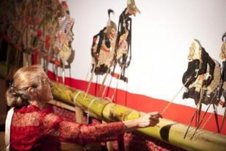 Dr Helen Pausacker dalam salah satu pertunjukan wayang yang dibawakannya.