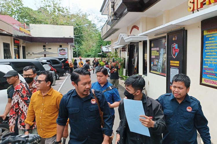Kelvin, pengunggah video desak-desakan di pintu keluar 13 saat tragedi Kanjuruhan terjadi didampingi LPSK ke Polres Malang untuk mengambil ponselnya disita oleh polisi, Senin (3/10/2022).