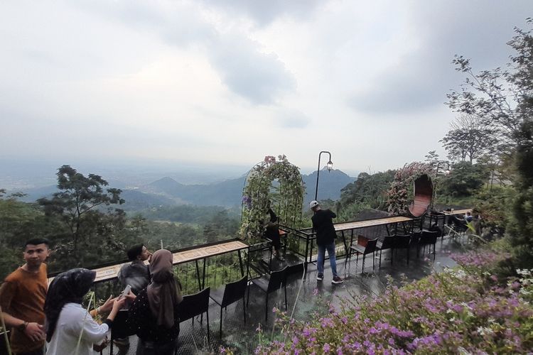 Saung Koffie Hideung, salah satu destinasi wisata di Puncak Sempur, Desa Cintalaksana, Kecamatan Tegalwaru, Karawang, Jawa Barat pada Maret 2023.