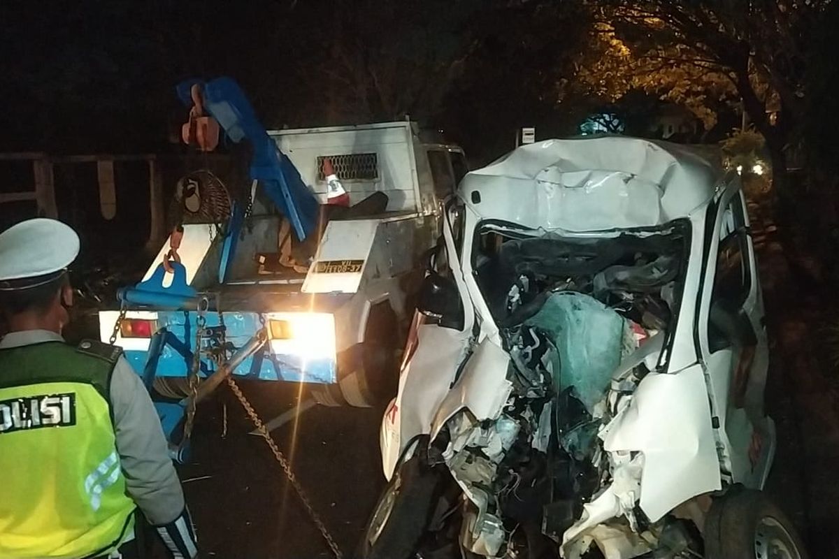 Satu unit mobil ekspedisi pengantaran barang mengalami kecelakaan tunggal di Jalan Juanda, Sukmajaya, Depok, Jawa Barat pada Selasa malam (5/10/2021). Mobil menabrak pohon yang berada di separator jalan hingga rusak parah. Sopir terjepit badan mobil yang ringsek.