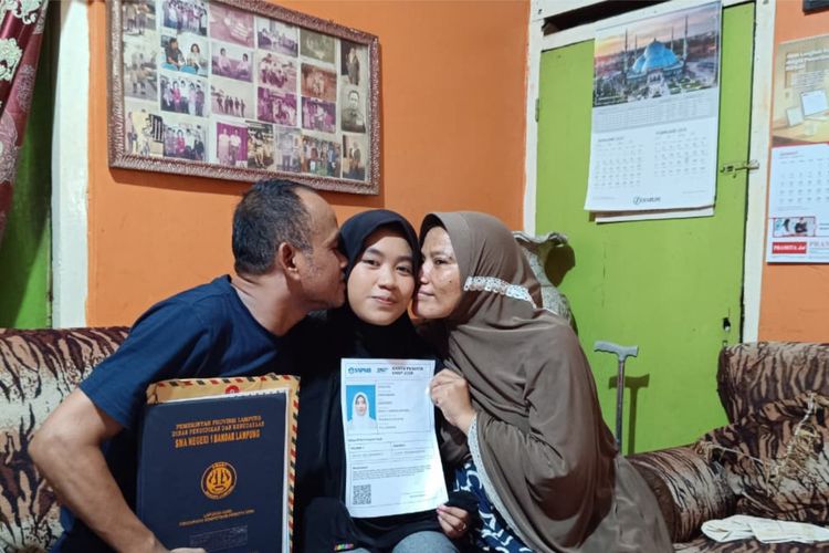 Ayah Jadi Driver Ojol, Rinita Lolos Kedokteran Unila lewat SNBP 2026