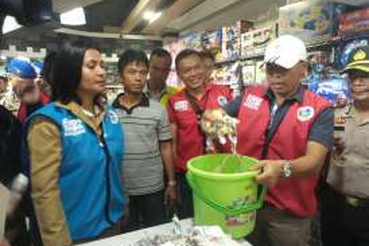 Pemusnahan produk kadaluwarsa dalam sidak pangan di swalayan Gelael, Tebet, Jakarta Selatan, Selasa (7/6/2016).