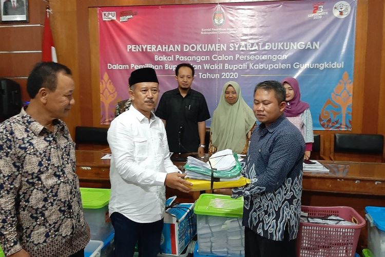 Anton Supriyadi (Baju Putih) menyerahkan Syarat calon dukungan Independen ke Ketua KPU Gunungkidul Ahmadi Ruslan Hani (baju batik) di Kantor KPU Gunungkidul Jumat (21/2/2020)